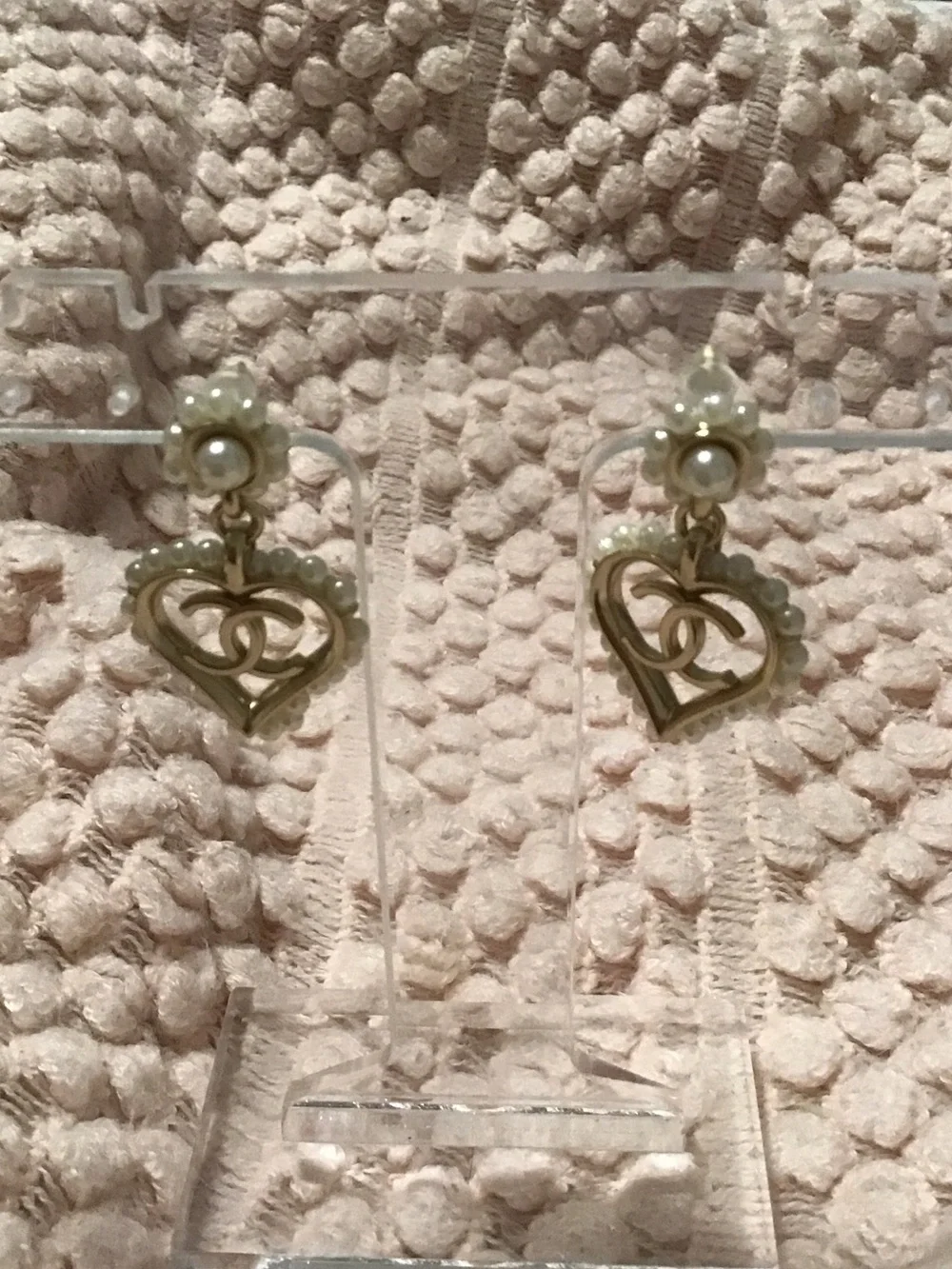 CHANEL Gold Heart Drop Earrings with Pearls - Cream/Gold